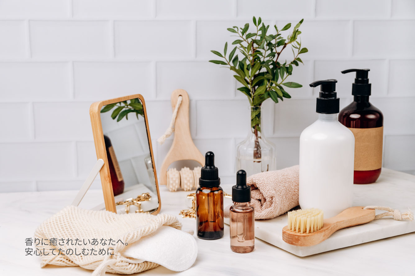 ナチュラルケアグッズと精油ボトルが並ぶ、やさしい雰囲気のバスルームアイテム